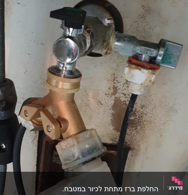 ברזים וצינורות מתכת עם חיבורים מתחת לכיור